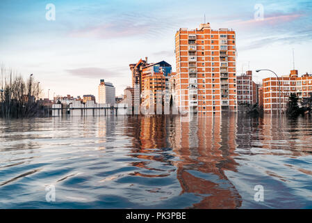 Gli effetti devastanti di una ipotetica inondazione di acqua a Madrid a causa degli effetti del riscaldamento globale Foto Stock