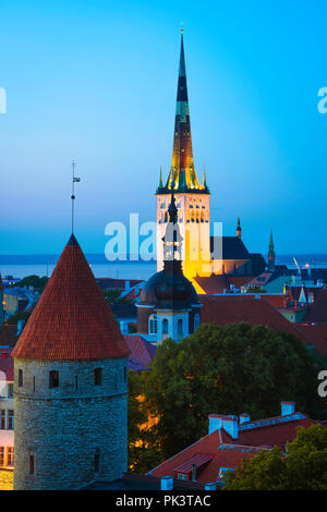 Tallinn, vista panoramica di notte dello storico quartiere medievale della Città bassa con la Chiesa di Sant'OLAF illuminata in lontananza, Tallinn, Estonia. Foto Stock