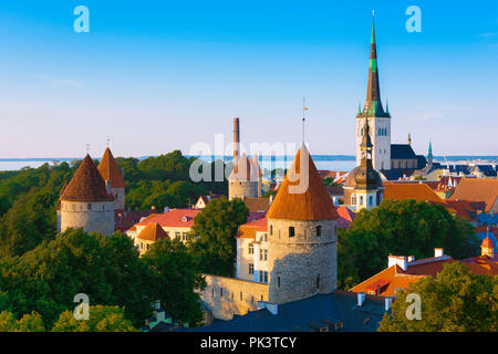 Tallinn Estonia, vista panoramica dello skyline della città medievale e delle torri con la chiesa di Sant'OLAF in lontananza, la città vecchia di Tallinn, Estonia. Foto Stock