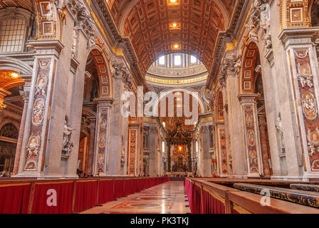 La Basilica di San Pietro adiacente al Vaticano, Roma Foto Stock