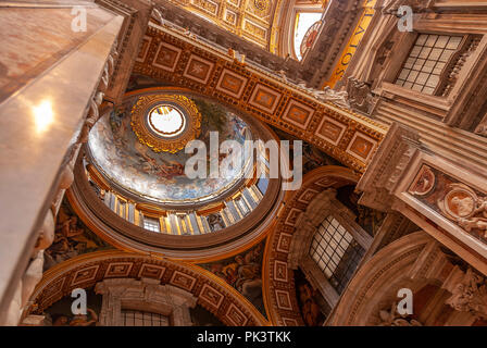 La Basilica di San Pietro adiacente al Vaticano, Roma Foto Stock