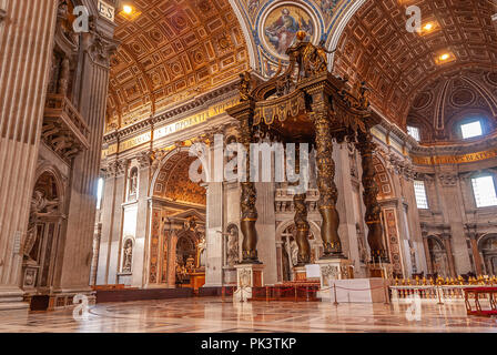 La Basilica di San Pietro adiacente al Vaticano, Roma Foto Stock