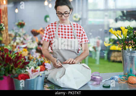 Fiorista bouquet di confezionamento Foto Stock