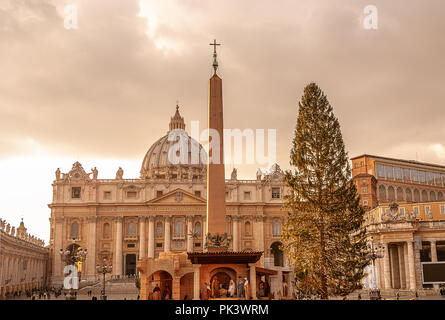 Basso livello vista verso la famosa Basilica di San Pietro in Vaticano, Roma, Italia Foto Stock