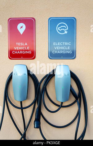 VELKE BILOVICE, Repubblica Ceca - 8 Settembre 2018: Tesla veicolo elettrico plug-in auto stazione di carica Foto Stock