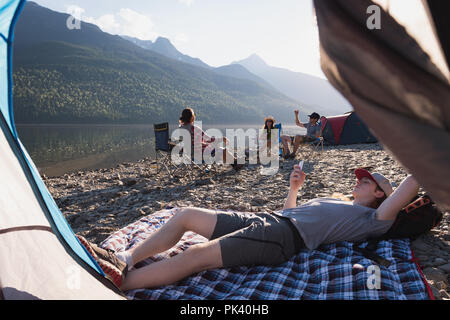 Uomo che utilizza un cellulare in campagna Foto Stock