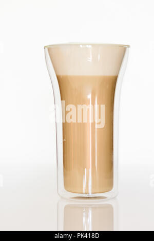 Vetro isolato di latte schiumoso caffè - latte, cappuccino. Foto Stock