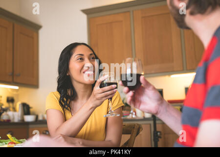 Paio di tostatura di bicchieri di vino in casa Foto Stock