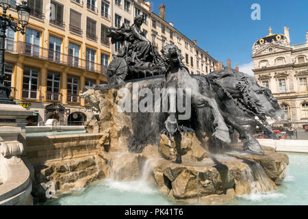 Bartholdi-Brunnen vor dem Rathaus auf dem Platz Place des Terreaux a Lione, Auvergne-Rhone-Alpes, Frankreich | La Fontaine Bartholdi e la città di Lione ha Foto Stock