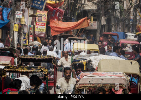 In rickshaw e il traffico pedonale in strada affollata scena nella Vecchia Delhi, New Delhi, Delhi, India Foto Stock