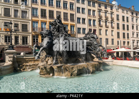 Bartholdi-Brunnen auf dem Platz Place des Terreaux a Lione, Auvergne-Rhone-Alpes, Frankreich | La Fontaine Bartholdi sulla Place des Terreaux a Lione, Auv Foto Stock