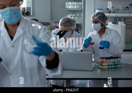 Team di scienziati a sperimentare insieme Foto Stock