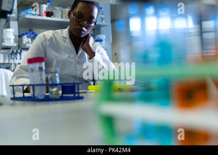 Donna scienziato sperimentazione in laboratorio Foto Stock