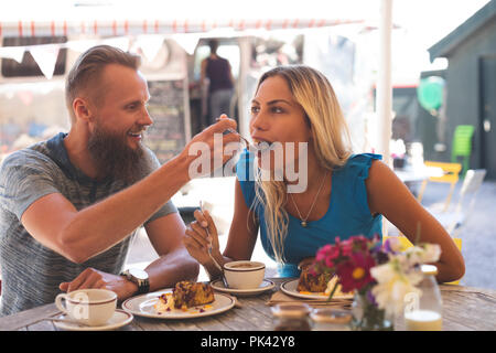 Paio di avere la prima colazione nella caffetteria all'aperto Foto Stock