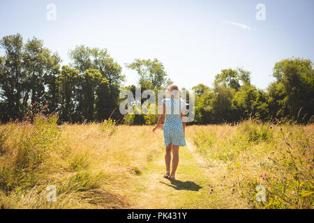 Donna che cammina nel parco Foto Stock