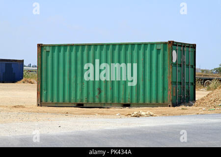 Green cargo contenitore di spedizione nel campo Foto Stock