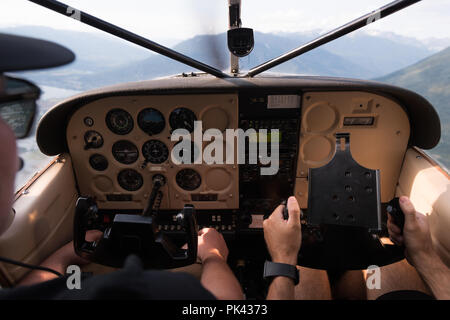 I piloti degli aerei in volo in pozzetto Foto Stock