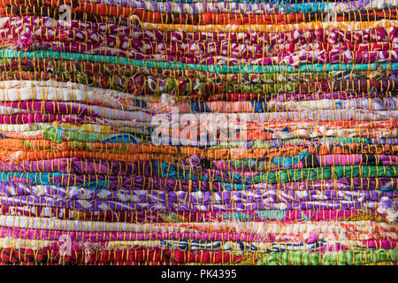 Chiudere su un drappo rosso rug realizzato a partire da rottami colorati materiali tessuti riciclati Foto Stock