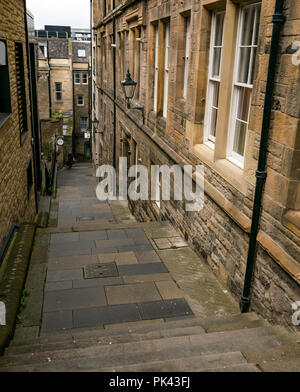 Visualizza in basso lungo i passaggi, Avvocato vicino, Royal Mile di Edimburgo, Scozia, Regno Unito Foto Stock