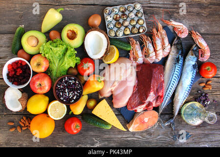 Cibo sano sul vecchio sfondo di legno. Concetto di nutrizione adeguata. Vista dall'alto. Lay piatto. Foto Stock