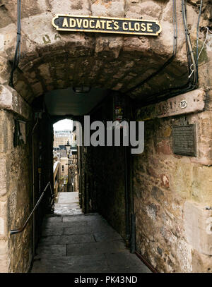 Ingresso a stretto vicolo di avvocato vicino dal Royal Mile di Edimburgo, Scozia, Regno Unito Foto Stock