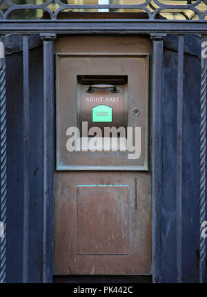 Notte cassetta di sicurezza presso il vecchio stile bank Foto Stock