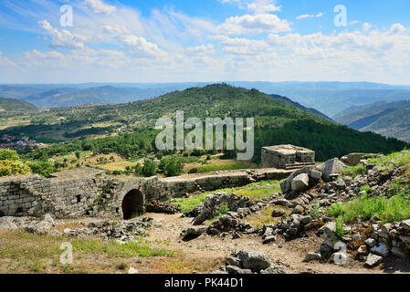 Il castello di Carrazeda de Ansiaes, risalente al XII secolo e si affaccia sul fiume Douro valley. Alto Douro, Portogallo Foto Stock