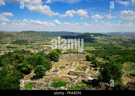 Il castello e il borgo di Carrazeda de Ansiaes, risalente al XII secolo e si affaccia sul fiume Douro valley. Alto Douro, Portogallo Foto Stock