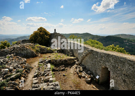 Il castello di Carrazeda de Ansiaes, risalente al XII secolo e si affaccia sul fiume Douro valley. Alto Douro, Portogallo Foto Stock