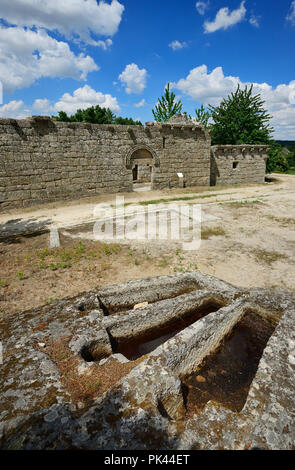 La romanica chiesa di Sao Joao Baptista (San Giovanni Battista) di Ansiaes, risalente al X secolo, e tre tombe antropomorfe. Carraz Foto Stock