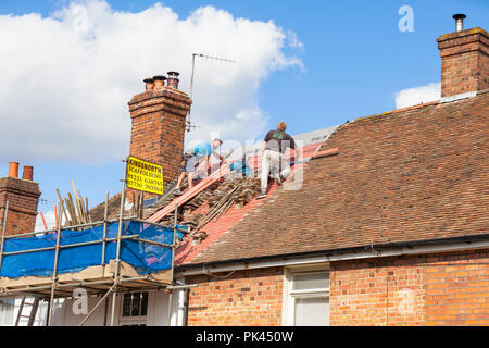 Costruttori di tetti che sostituiscono listelli e piastrelle in una vecchia casa, kent, regno unito Foto Stock