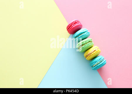 Amaretti multicolori sul pastello sfondo geometrica Foto Stock