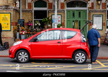 Una macchina parcheggiata in un alloggiamento per disabili, Lewes, East Sussex, Regno Unito Foto Stock