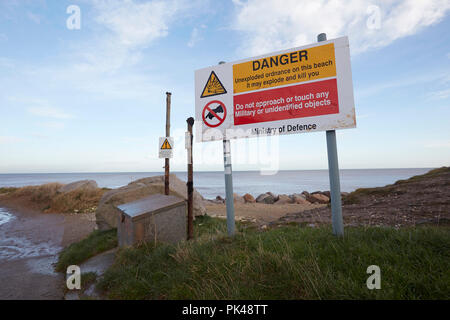 Ministero della Difesa del segno di avvertimento di ordigni inesplosi sulla spiaggia, Mappleton, vicino Hornsea, East Riding of Yorkshire, Regno Unito Foto Stock