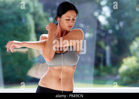 Ragazza il raffreddamento dopo esercizio Foto Stock