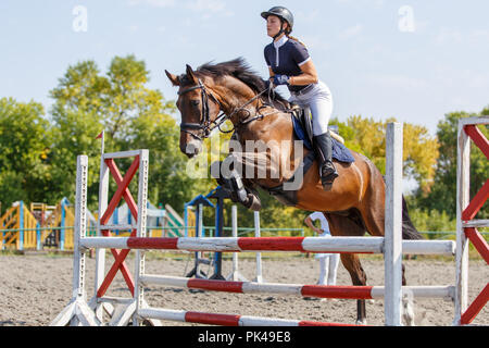 Giovane cavaliere a cavallo girl su show jumping concorrenza Foto Stock