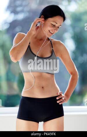 Ragazza il raffreddamento dopo esercizio Foto Stock