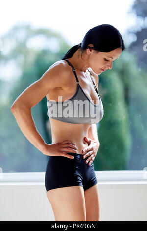 Ragazza il raffreddamento dopo esercizio Foto Stock