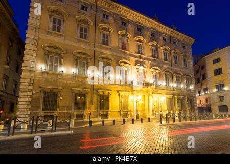 Roma, Italia - 23 giugno 2017: Splendida vista notturna di Palazzo Giustiniani nella città di Roma, Italia Foto Stock