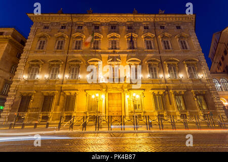 Roma, Italia - 23 giugno 2017: Splendida vista notturna di Palazzo Giustiniani nella città di Roma, Italia Foto Stock