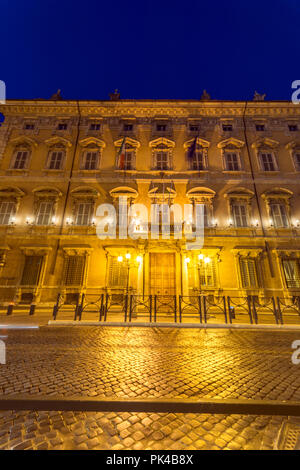 Roma, Italia - 23 giugno 2017: Splendida vista notturna di Palazzo Giustiniani nella città di Roma, Italia Foto Stock