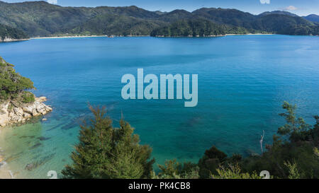 Blu mare incontaminato di Abel Tasman via costiera - Nuova Zelanda Isola del Sud Foto Stock