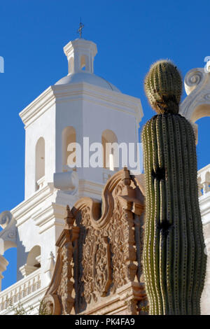 Un cactus cresce davanti alla Missione di San Xavier del Bac, costruita tra 1783 e 1797, sull'Tohono O'odham prenotazione a sud di Tuscon, Arizona. Foto Stock