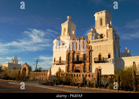 Il coloniale spagnolo la missione di San Xavier del Bac, costruito tra il 1783 e il 1797, sorge sull'Tohono O'odham prenotazione a sud di Tuscon, Arizona. Foto Stock