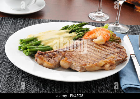 Una bistecca e cena a base di asparagi con i gamberi Foto Stock