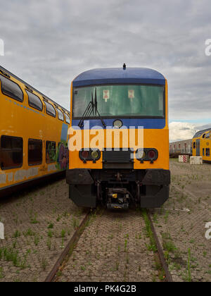 Testa sulla vista della cabina di guida di un olandese Urban Commuter Train memorizzati in corrispondenza del contenitore porta ad Amsterdam, in Olanda. Foto Stock