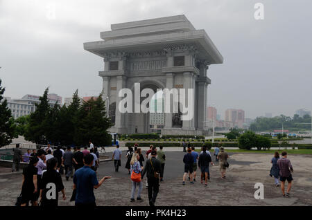 Corea del Nord Pyongyang, la vittoria Arch, o Arco di Trionfo, in trionfo la piazza di ritorno Foto Stock