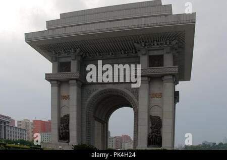 Corea del Nord Pyongyang, la vittoria Arch, o Arco di Trionfo, in trionfo la piazza di ritorno Foto Stock