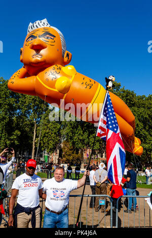 Manifestanti volare un 29ft lungo il dirigibile Bikini-Clad del sindaco di Londra Sadiq Khan oltre la piazza del Parlamento, London, Regno Unito Foto Stock