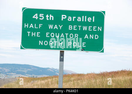 Quarantacinquesimo parallelo segno lungo la Interstate 84 nella parte orientale della Oregon. Foto Stock